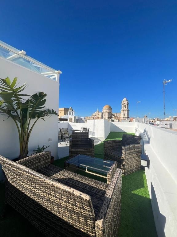 Exquisite Populo Apartment with Terrace Offering Spectacular Cathedral Views - Ideal for Those Seeking Rental Apartments in Cadiz.